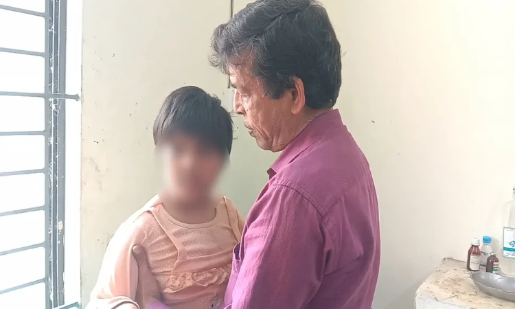 একই গ্রামে কুকুরের কামড়ে শিশুসহ ১২ জন আহত