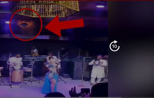 ‘মেহবুবা মেহবুবা’ গানে নাচ-উল্লাসের মধ্যে হঠাৎ আগুনের শিখা