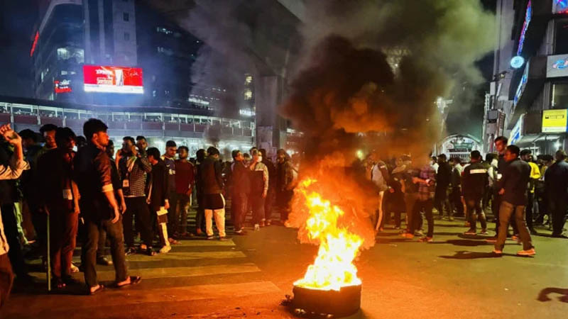 কারওয়ান বাজারে সড়ক অবরোধ করে মুঠোফোন ব্যবসায়ীদের বিক্ষোভ