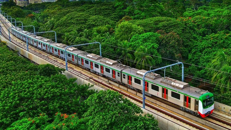 মেট্রোরেল বন্ধ, কর্মবিরতিতে কর্মীরা