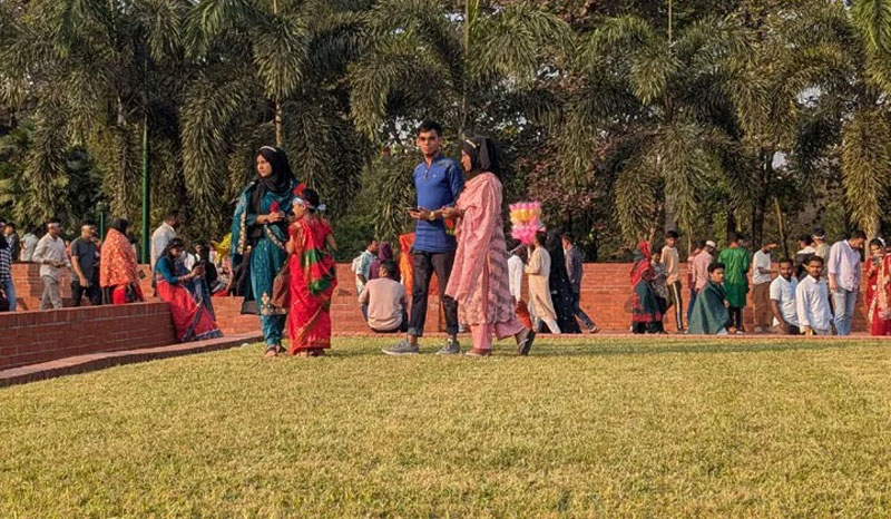 স্মৃতিসৌধের গণকবরের ওপর টিকটক, ফটোসেশনের হিড়িক