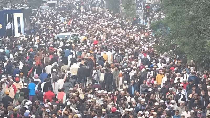 মানুষের ঢল মানিক মিয়া অ্যাভিনিউয়ে
