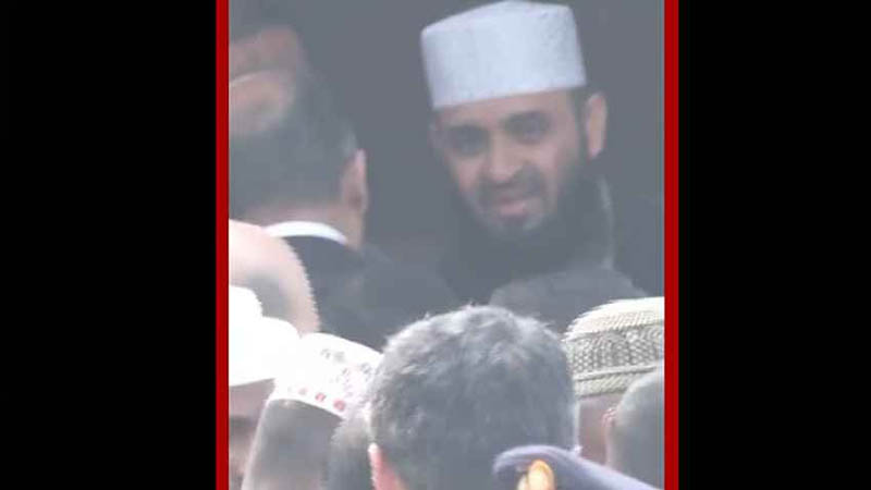 খালেদা জিয়ার কফিন কাঁধে তুলে নিলেন আজহারী ও মামুনুল হক