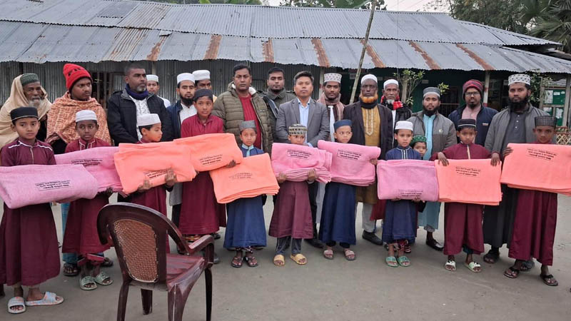 নোয়াখালীতে উপজেলা প্রশাসনের উদ্যোগে কম্বল বিতরণ