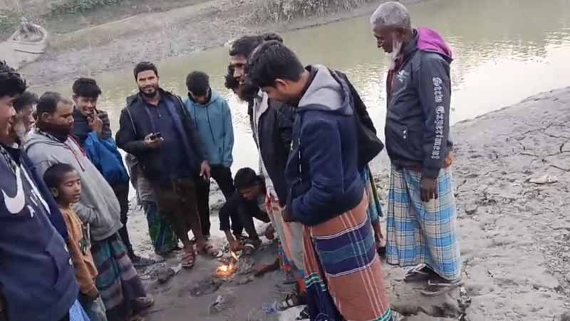 সয়েল টেস্ট করতে গিয়ে খাল পাড় থেকে বের হচ্ছে গ্যাস