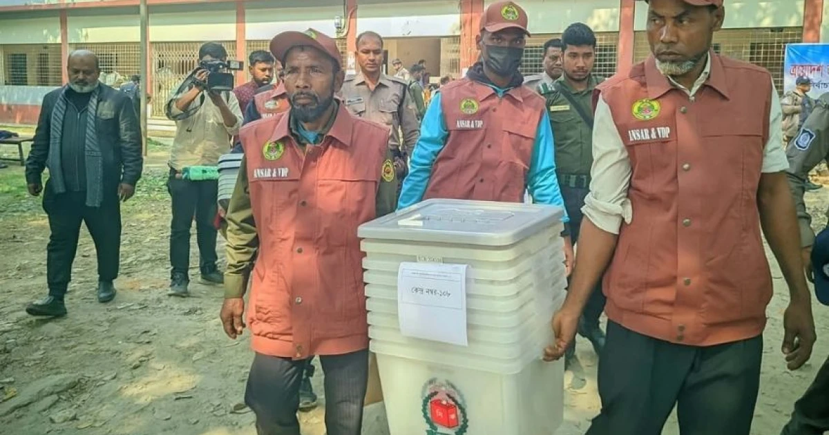 ভোটগ্রহণে প্রস্তুত রংপুর, পৌঁছেছে নির্বাচনি সরঞ্জাম
