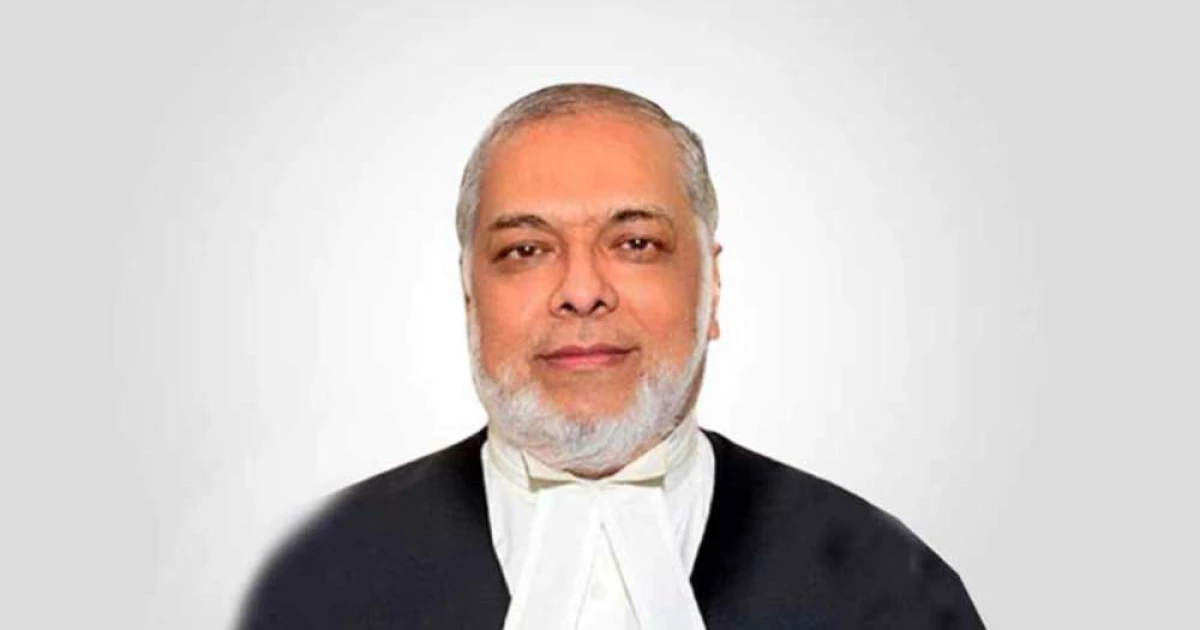 ধানমন্ডি মহিলা কলেজ কেন্দ্রে ভোট দিলেন প্রধান বিচারপতি