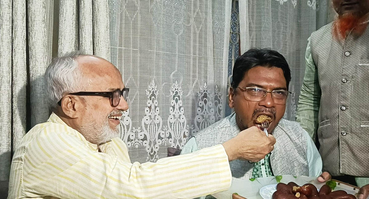 বিজয়ী হেলাল মিষ্টি নিয়ে গেলেন মঞ্জুর বাড়িতে