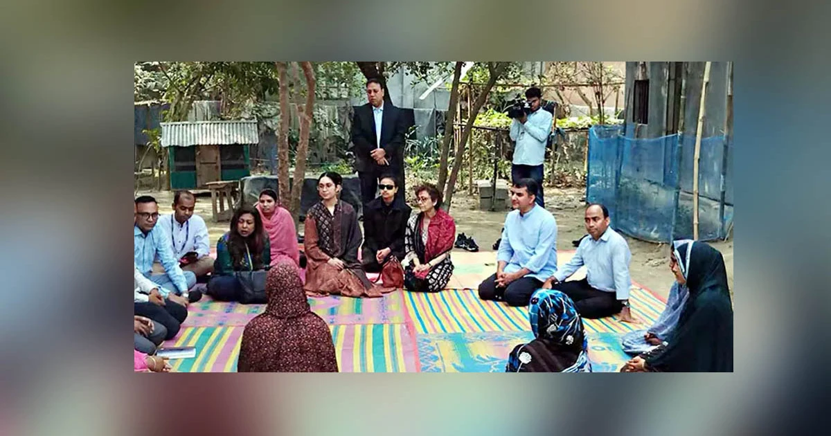 মাদুরে বসে হতদরিদ্র নারীদের কথা শুনলেন জাইমা রহমান