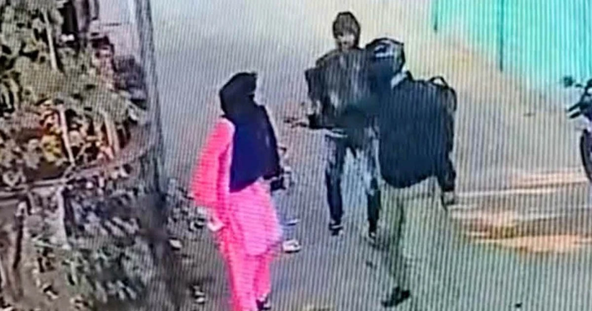৯ দিনের মাথায় ছিনতাইয়ের কবলে আরেক নারী, ভিডিও ভাইরাল