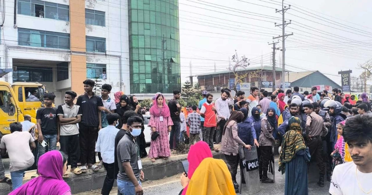 বেতন ও ঈদ বোনাসের দাবিতে ঢাকা–ময়মনসিংহ মহাসড়ক অবরোধ