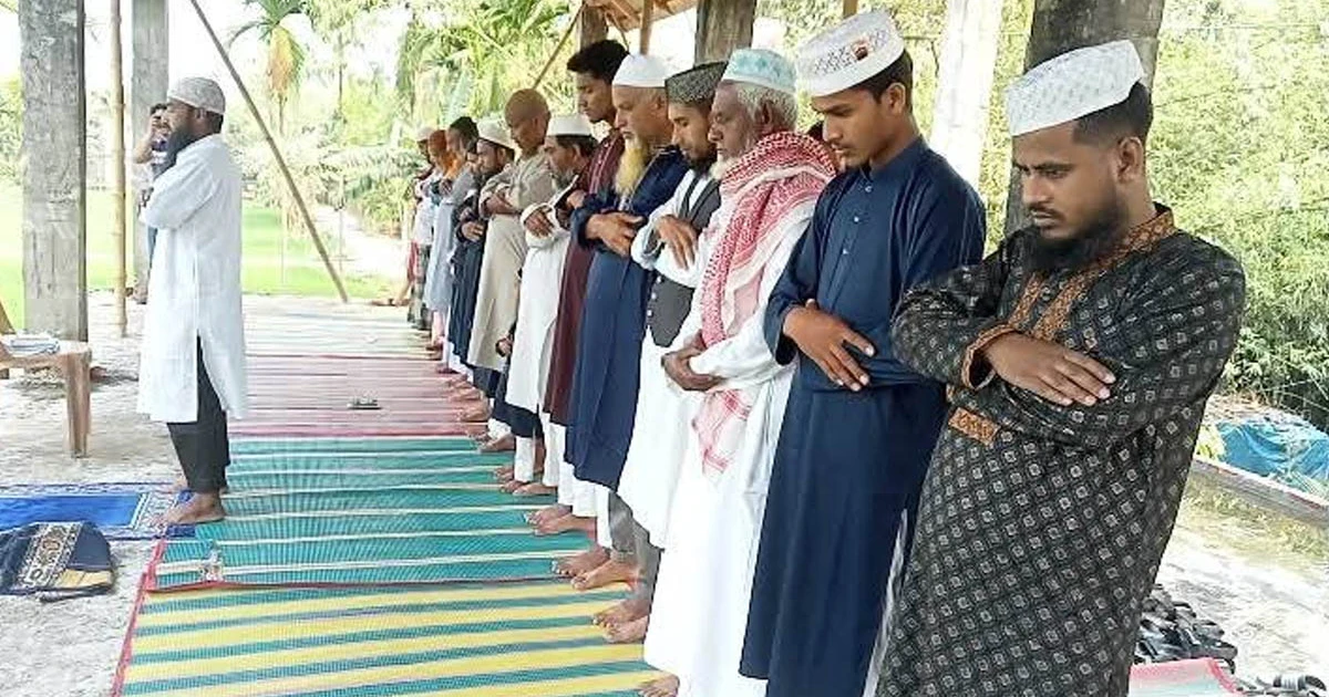 সৌদির সাথে মিল রেখে গাইবান্ধায় ঈদ উদযাপন