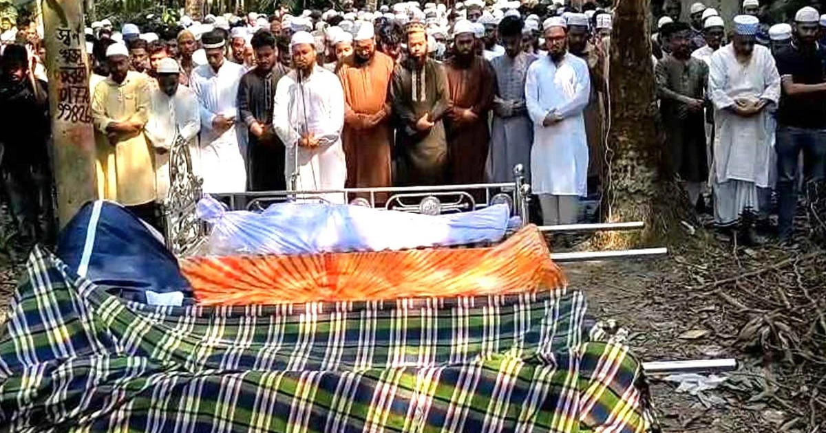 একই কবরস্থানে চারজনের দাফন, সড়কে নিভে গেল মুফতি মমিনের পরিবার