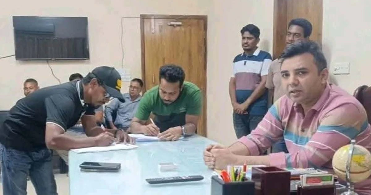 ২ সাংবাদিককে হাতকড়া পরিয়ে থানায় নিলেন এসি ল্যান্ড