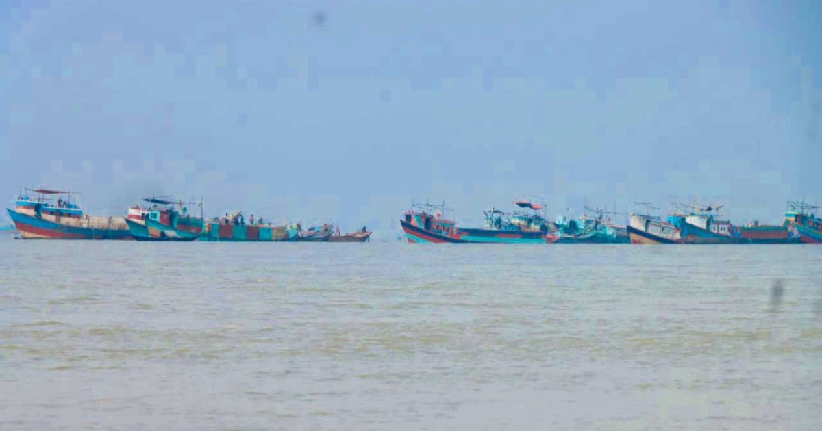 পদ্মার চরে মাঝিদের ওপর সন্ত্রাসী বাহিনীর গুলিবর্ষণ, আহত ৫