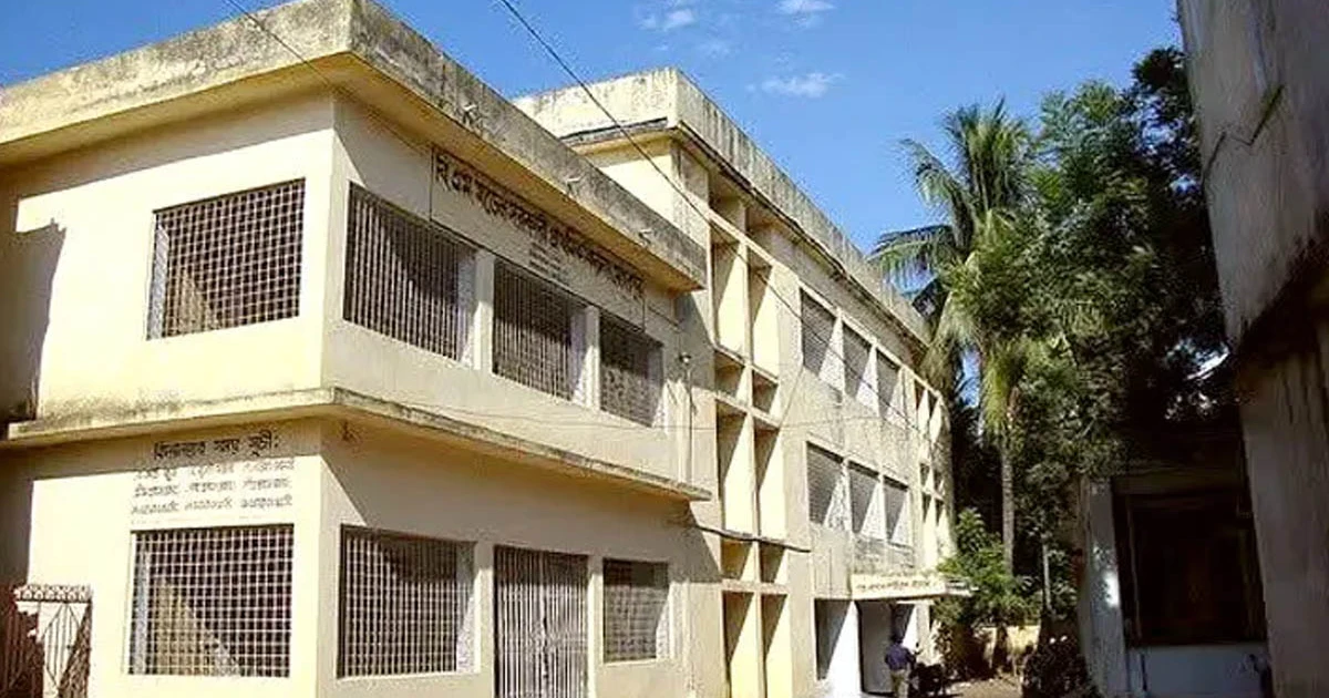 স্কুল ছুটি, বাথরুম থেকে কান্নার আওয়াজ পেয়ে সন্ধ্যায় উদ্ধার হলো শিশুটি