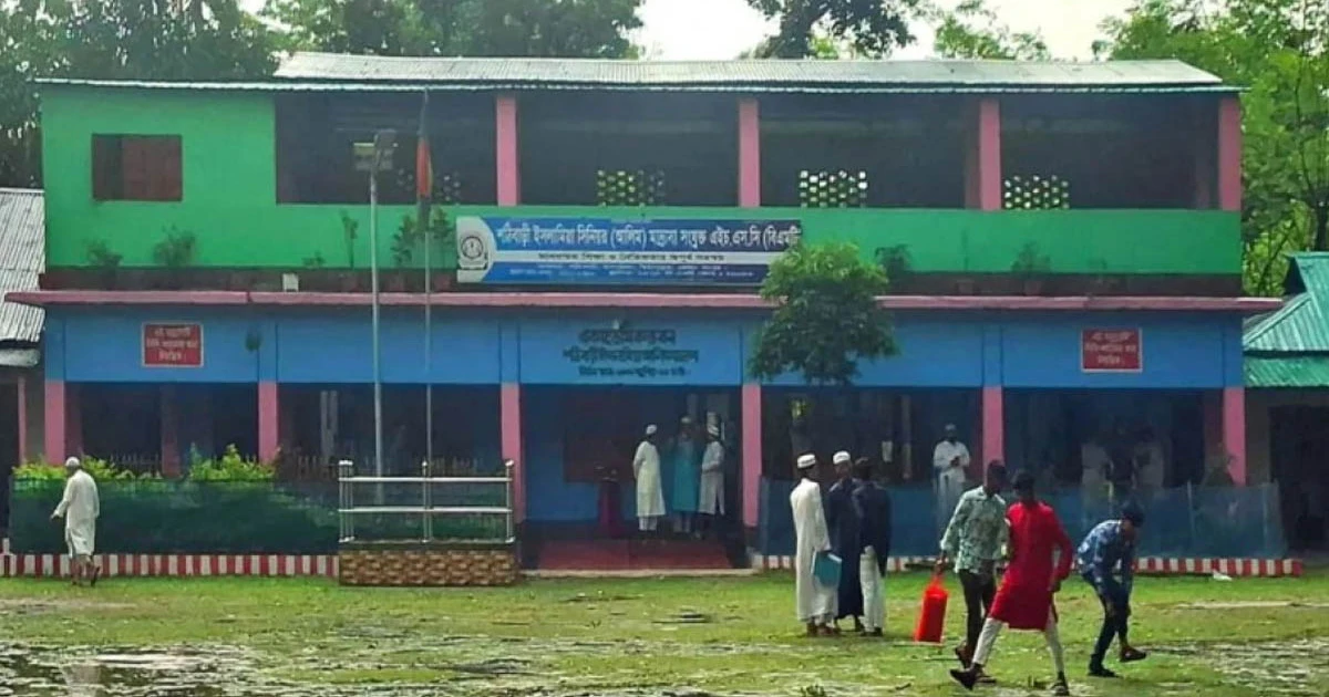 সময় শেষের পরও বই খুলে লিখলো পরীক্ষার্থীরা, ভিডিও ভাইরাল