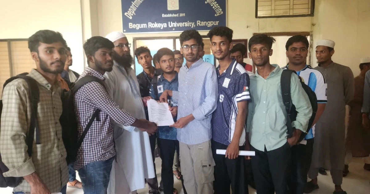 শিক্ষার্থীদের কাছ থেকে অতিরিক্ত ফি নেওয়ার অভিযোগ, স্মারকলিপি জমা
