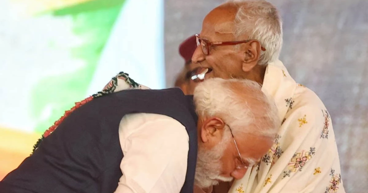 পা ছুঁয়ে সালাম করলেন মোদি, কে এই ৯৮ বছরের বৃদ্ধ
