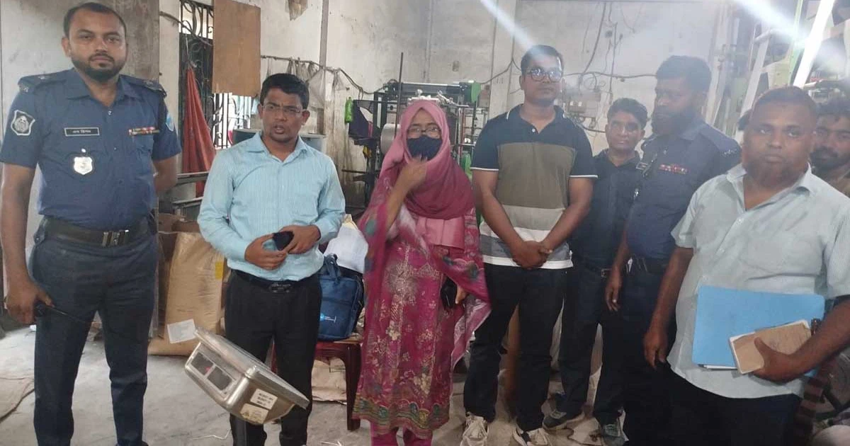 নোয়াখালীতে পলিথিন কারখানায় অভিযান, অবৈধ কারখানা বন্ধের নির্দেশ
