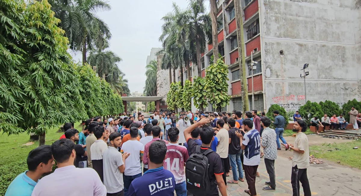 গেট বন্ধ করে ভেতরে বিক্ষোভ, বাইরে পুলিশ