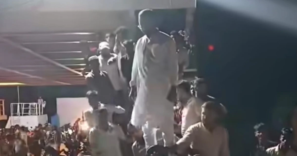 এমপির জন্য দুই ঘন্টা আঁটকে রাখা হলো ফেরি, যাত্রীদের ক্ষোভ