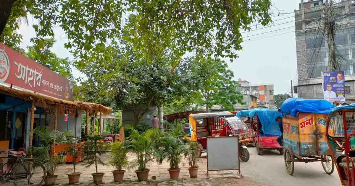 দিনাজপুর মধ্য বালুবাড়ীতে পথচারী চলাচলে বাধা ও যানজটের অভিযোগ