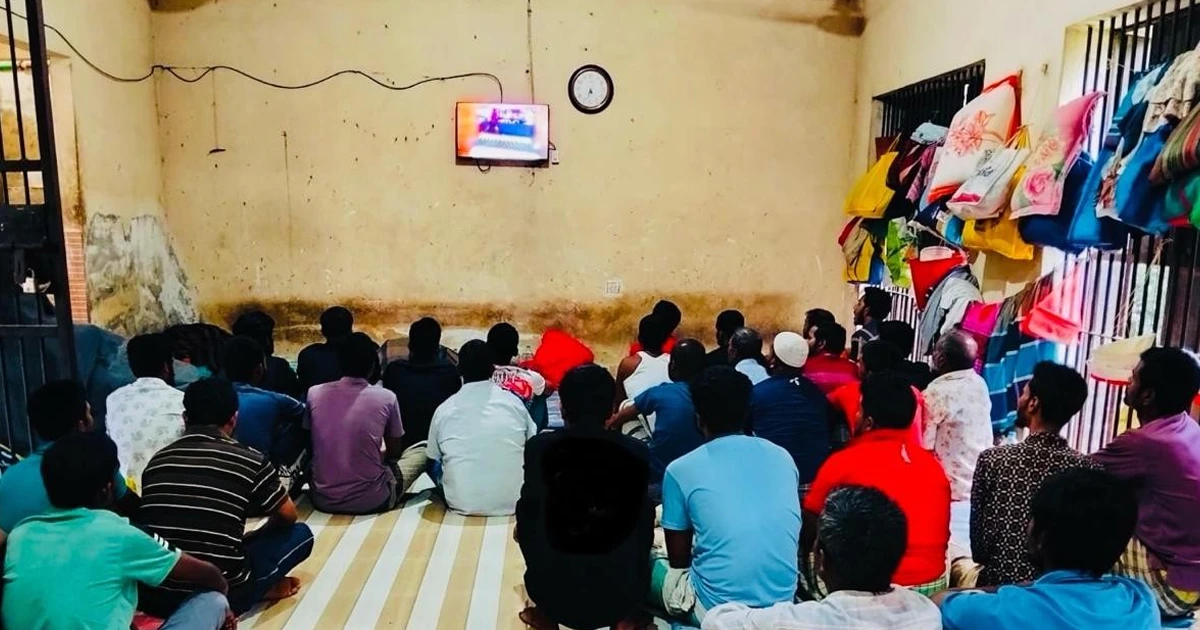 কারাগারে বন্দীদের মাঝে বিশ্বকাপ ফুটবলের আনন্দ ভাগাভাগির ব্যবস্থা করলেন টাঙ্গাইলের ডিসি শরীফা হক