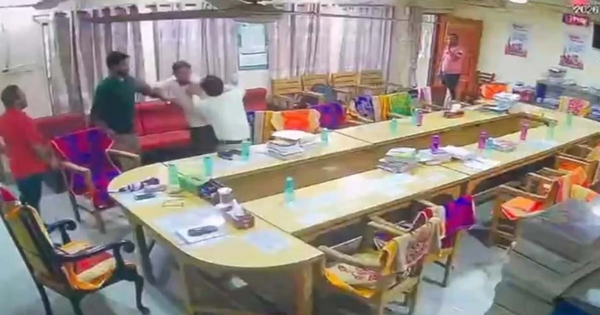 পানির ফিল্টার নিয়ে কলেজ শিক্ষক মিলনায়তনে অধ্যক্ষ-সহাকরী অধ্যাপকের মারামারি, ভিডিও ভাইরাল