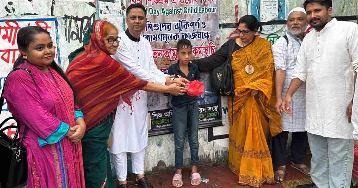 বিশ্ব শিশুশ্রম প্রতিরোধ দিবসে সুবিধাবঞ্চিত শিশুদের মাঝে খাবার বিতরণ