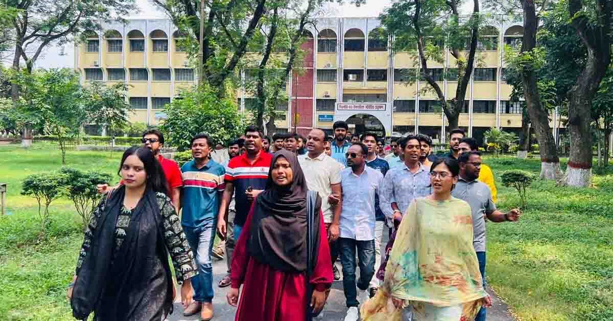 গুম-অপহরণের ‘নাটক’ ও নারী নির্যাতনের অভিযোগের প্রতিবাদে ইবি ছাত্রদলের বিক্ষোভ