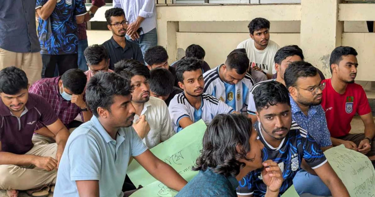 পরীক্ষা দীর্ঘসূত্রতার প্রতিবাদে কুবির আইন বিভাগের অফিসকক্ষে তালা