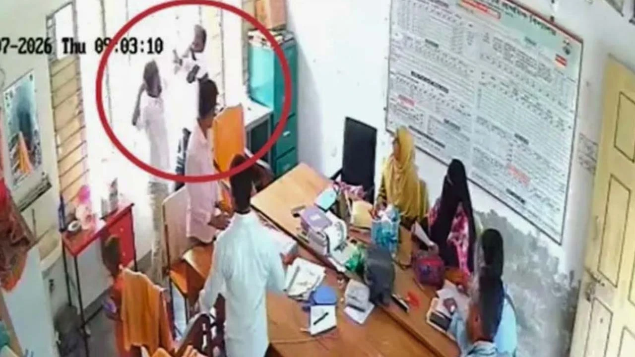 ছুটি না পেয়ে প্রধান শিক্ষককে মারধর