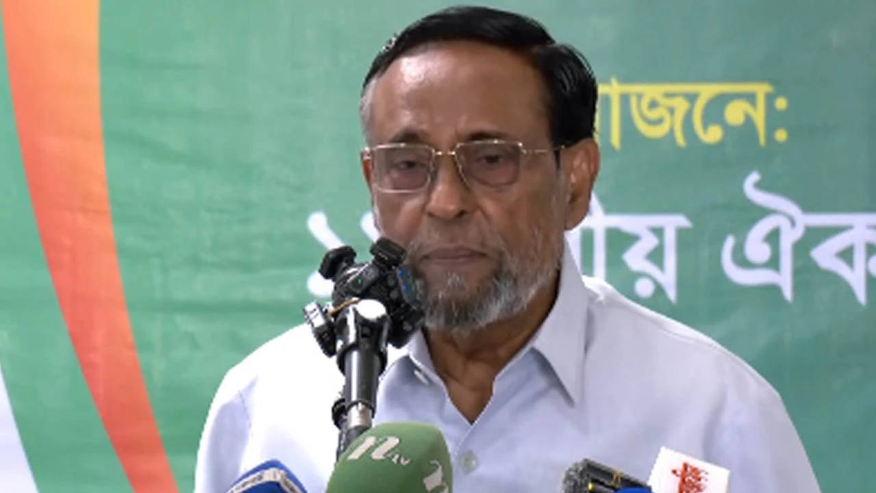 প্রধানমন্ত্রীকে ঢাকার বাইরে রাত্রিযাপন না করতে পরামর্শ