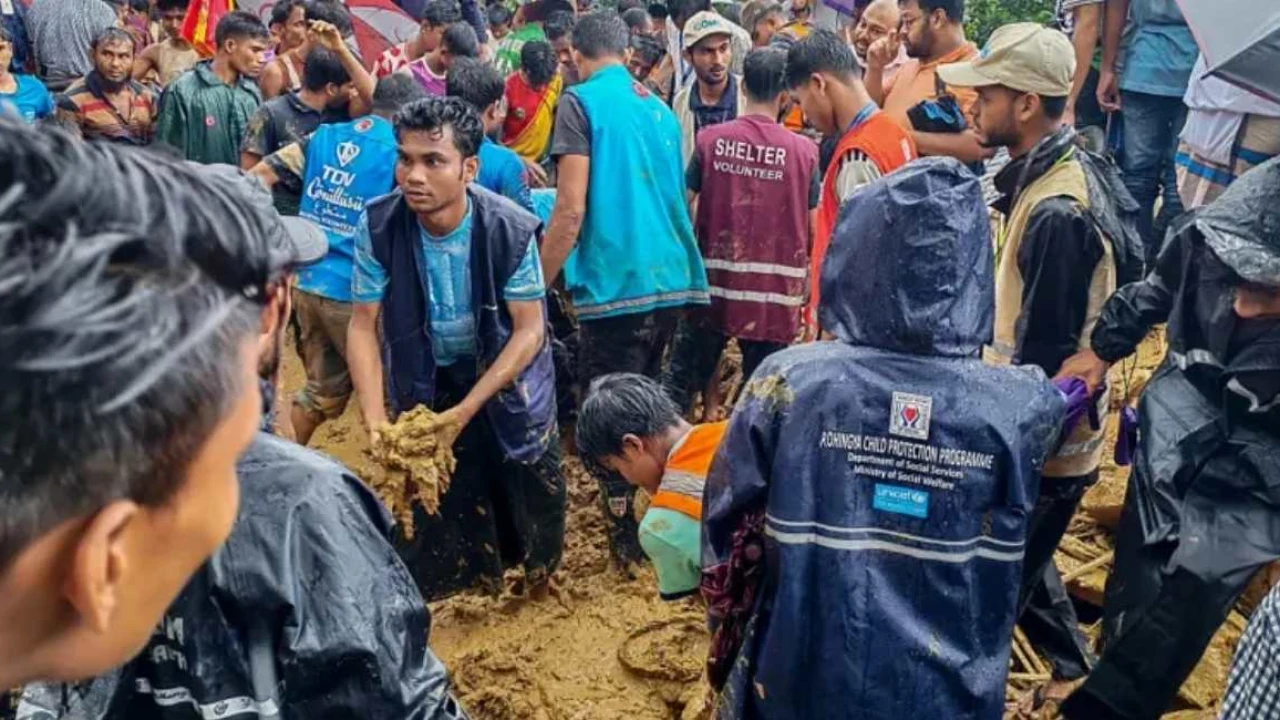 উখিয়ায় রোহিঙ্গা ক্যাম্পে পাহাড় ধস, ৮ মাদ্রাসা শিক্ষার্থীর মৃত্যু