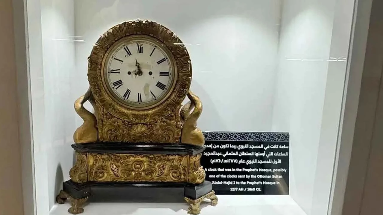 মক্কায় মসজিদে নববীর প্রথম দিককার ঘড়ি প্রদর্শনী