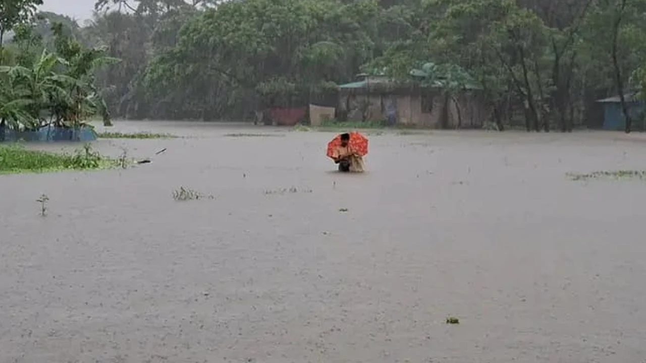 হাতিয়ায় জোয়ারের পানি-ভারী বর্ষণে উপকূল বিপর্যস্ত