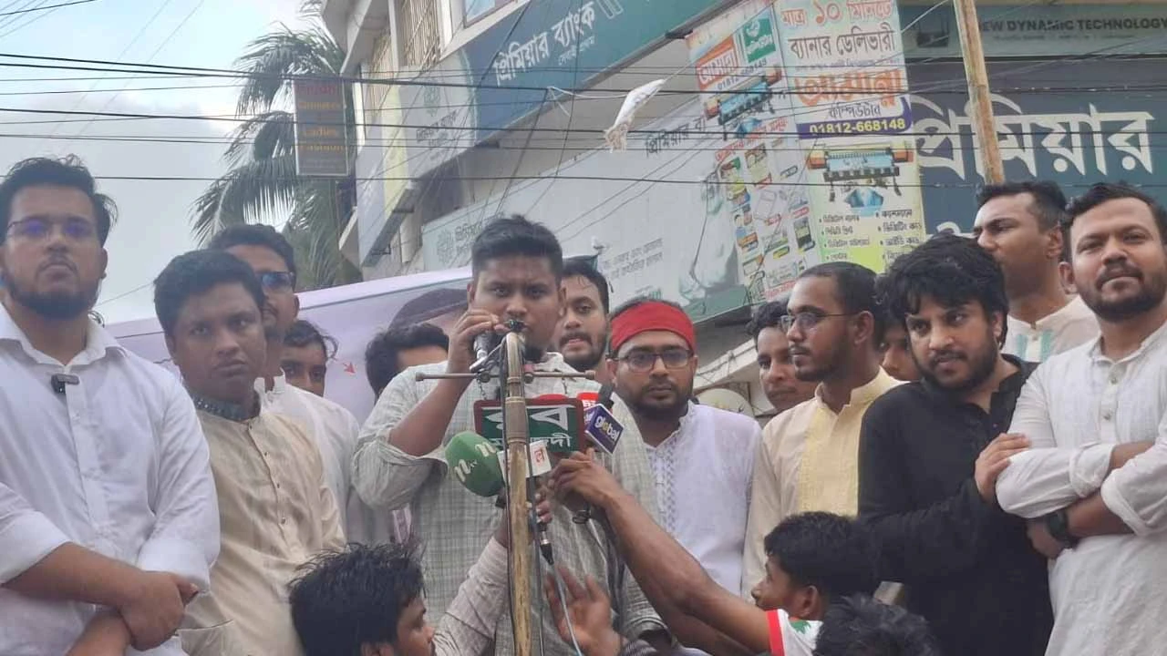 বিএনপি সরকার মানুষের হাতে বিদ্যুতের বদলে হারিকেন-মোমবাতি তুলে দিয়েছে: হাসনাত আব্দুল্লাহ