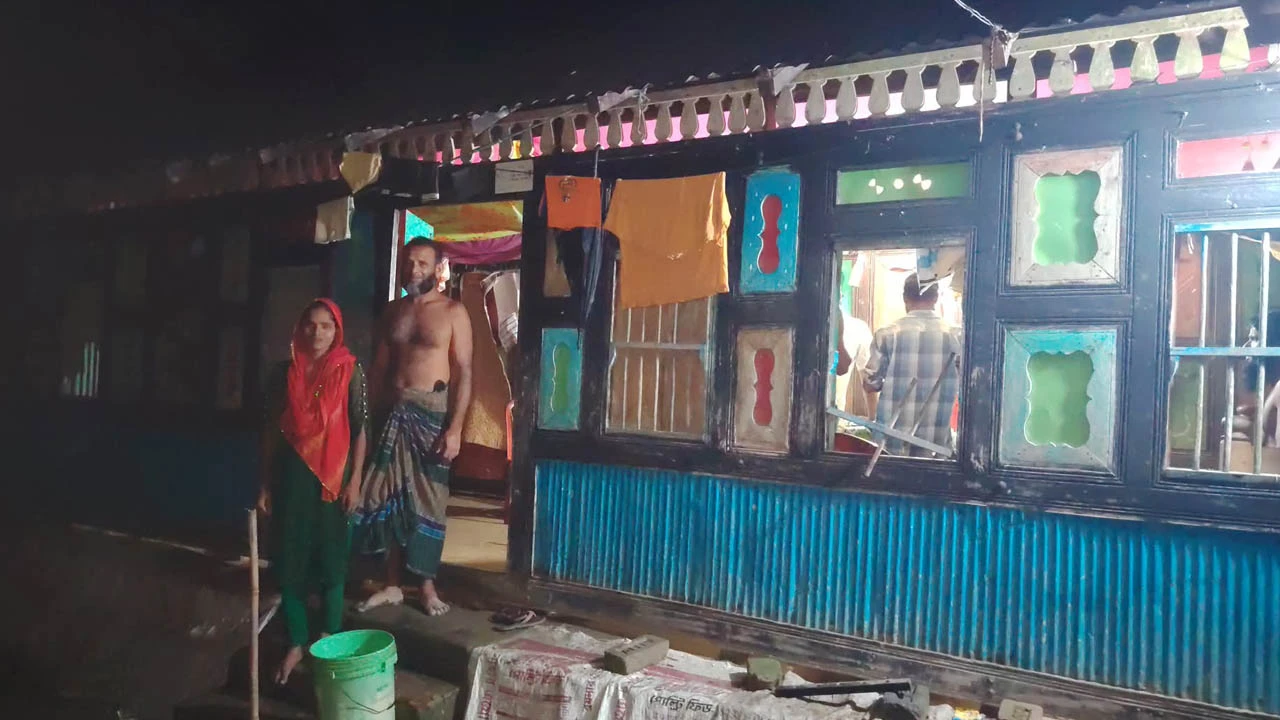 নলছিটিতে পুলিশের উপস্থিতিতে কৃষকের বাড়ি ভাঙচুর, মালামাল লুট