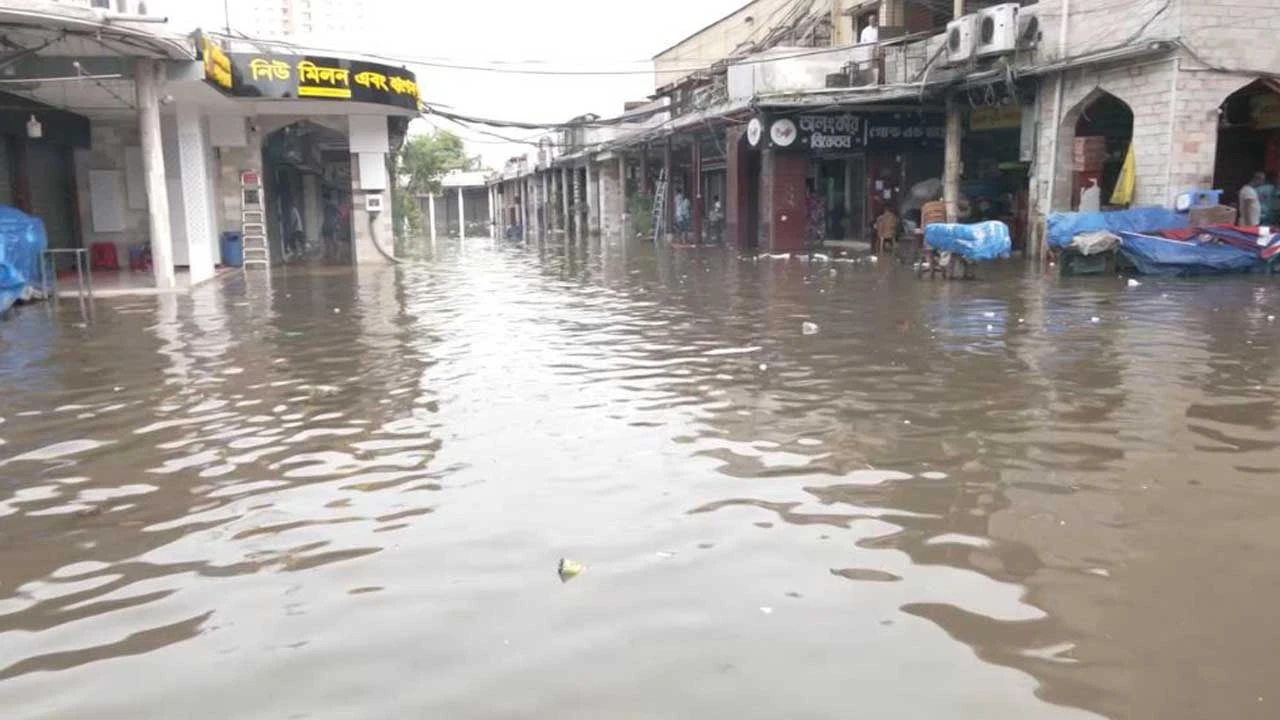 নিউমার্কেটে দোকানপাট বন্ধ