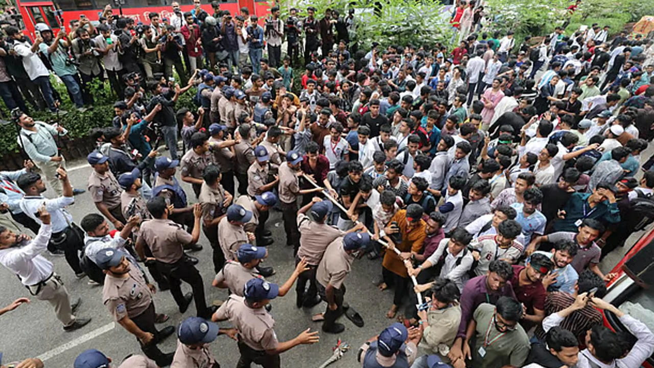 শিক্ষামন্ত্রীর পদত্যাগ দাবিতে রাজধানীসহ বিভিন্ন স্থানে বিক্ষোভ, অবরোধ
