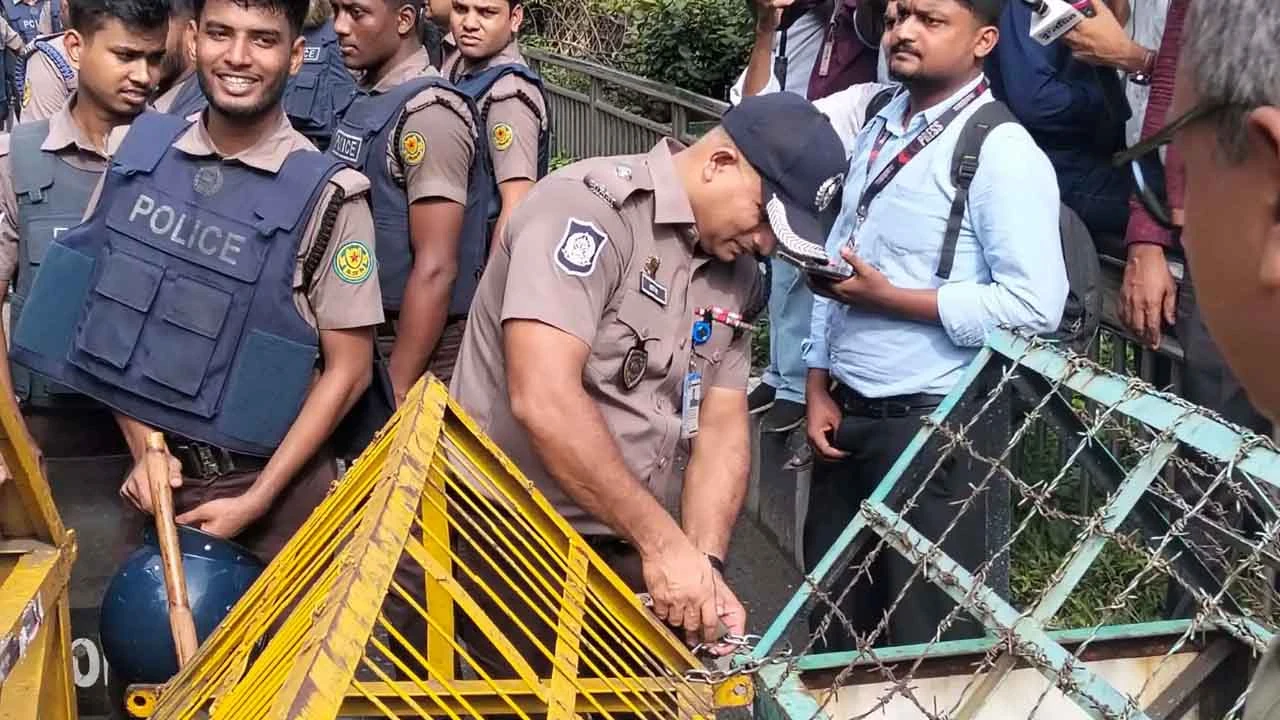 শিক্ষাভবনে তালাবদ্ধ ব্যারিকেড, সামনে আন্দোলনকারী শিক্ষার্থীরা