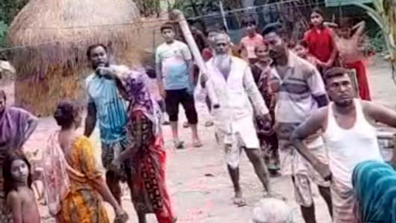 মহাদেবপুরে তুচ্ছ ঘটনায় গৃহবধূকে মারপিটের হুমকির ভিডিও ভাইরাল