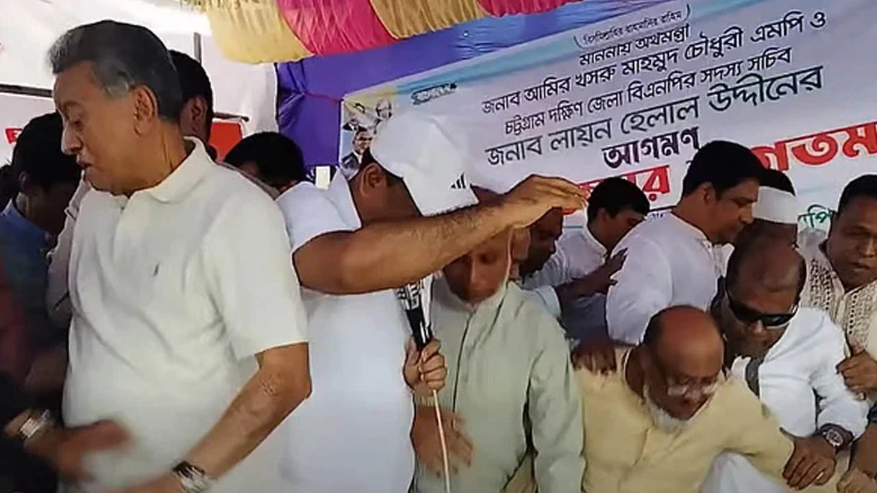 ত্রাণ দিতে গিয়ে মঞ্চ ভেঙে পড়লেন অর্থমন্ত্রী