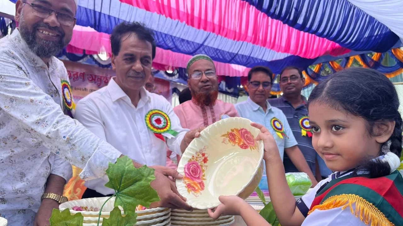 নওগাঁয় ক্রীড়া প্রতিযোগিতার পুরস্কার বিতরণ করলেন এমপি ধলু